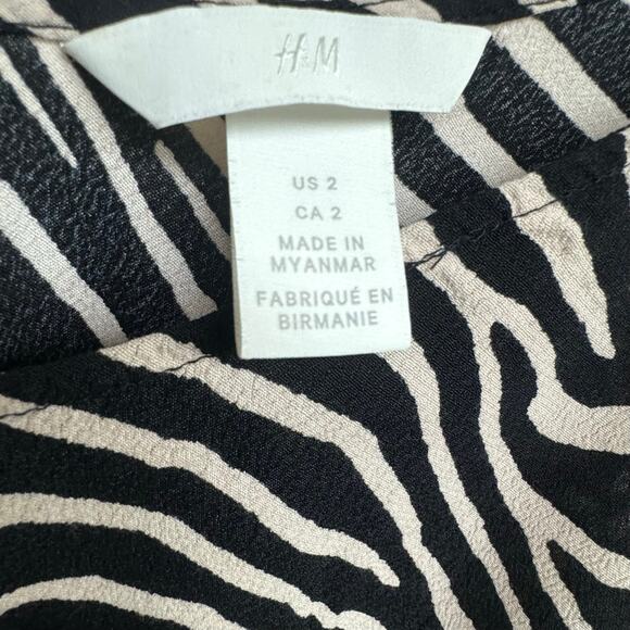 H&M Zebra Print V-Neck Strappy Sleeveless Top – Size Small (Measured - Picture 2 of 4